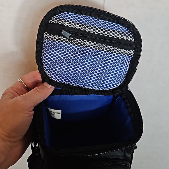 Case Logic Black/Blue small Zip up Digital Camera case/pouch with shoulder strap - Picture 4 of 7